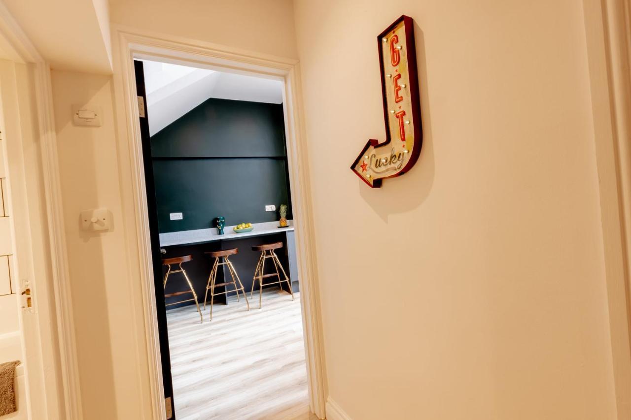 Modern 2 Bedroom Queen Street Apartment NWI Buitenkant foto