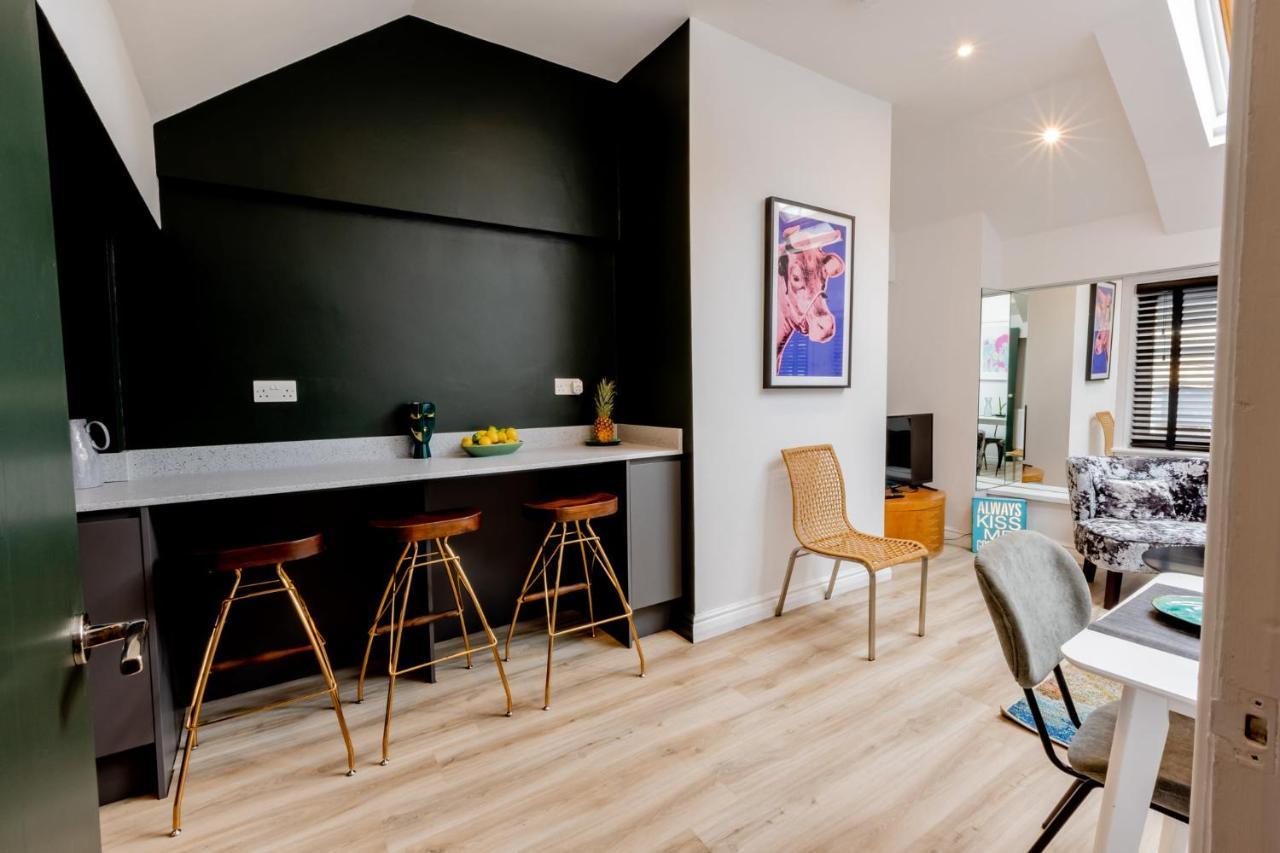 Modern 2 Bedroom Queen Street Apartment NWI Buitenkant foto