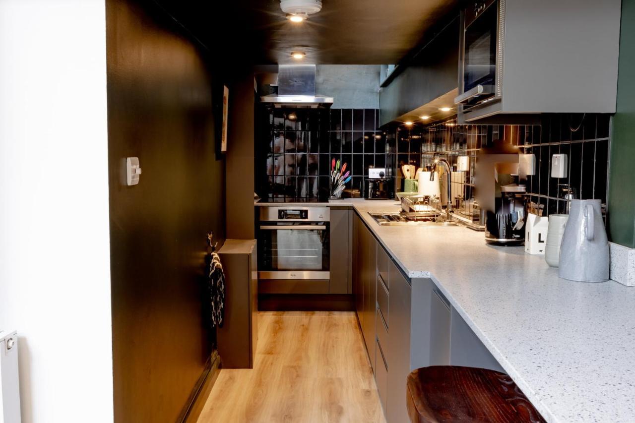 Modern 2 Bedroom Queen Street Apartment NWI Buitenkant foto